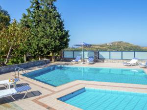 莱弗考基亚Chic Villa in Lefkogia Crete with Swimming Pool的一个带椅子的大型游泳池