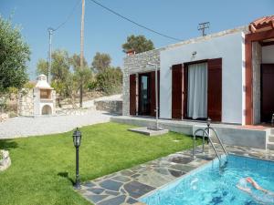 KiriánnaBoutique Villa in Arkadi with Pool and deck chairs的相册照片