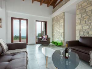 KiriánnaBoutique Villa in Arkadi with Pool and deck chairs的带沙发和玻璃桌的客厅
