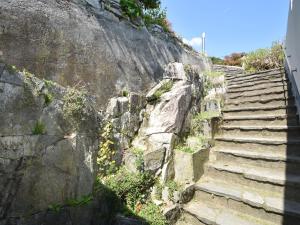 吉法Belvilla by OYO Capriccio的石墙上的一组石头楼梯