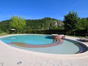 阿佩基奥Belvilla by OYO Sorgo的一座大型游泳池,四周设有长凳