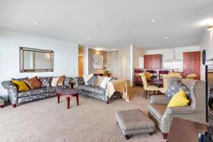奥克兰QV Private Waterfront Apartment - Princes Wharf - 379的带沙发的客厅和用餐室