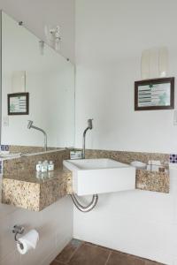 卡兰卡斯Pousada Além das Formas的一间带水槽和镜子的浴室