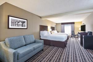 哈里斯堡Holiday Inn Harrisburg East, an IHG Hotel的酒店客房,配有床和沙发