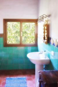 琴托勒普莱比安卡旅馆的一间带水槽和窗户的浴室
