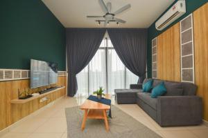 吉隆坡Bukit Jalil Luxury Suite by NestHome [Pavilion Bukit Jalil]的带沙发和电视的客厅