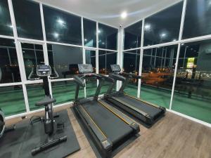 清莱One Budget Chiangrai Airport的健身房,室内配有两辆健身自行车