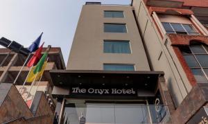 贾姆谢德布尔The Onyx Hotel的一座标有唯一酒店标志的建筑