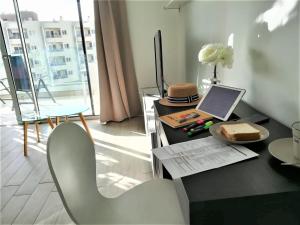 阿德耶Oceanfront Rental的配有一张桌子、一台笔记本电脑和一把椅子的房间