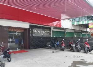 Pulauberayan DadapRedDoorz Plus @ Jalan Letda Sujono Medan 2的停在大楼外的一组摩托车