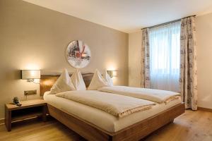 锡尔斯玛丽亚切萨马古酒店的一间卧室设有一张大床和一个窗户。