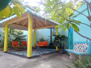 圣斐利-银港Casa Azul - Apartment的凉亭,带橙色椅子和蓝色墙壁