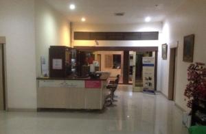 泗水Soerabaja Place Guest House的医院的大厅,带柜台和椅子