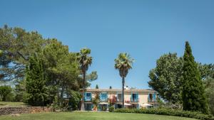 森瑟勒斯Finca Son Miranda - LA Organic的享有棕榈树房屋的外部景色