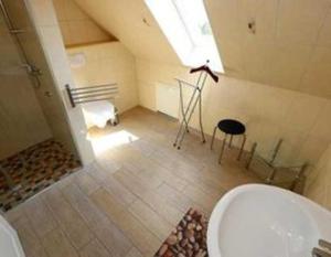 Haus am Deich Feriendomizil mit Balkon的一间浴室