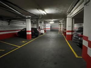 萨拉戈萨塞萨奥古斯塔酒店的车库内停放两辆车