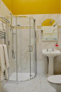 特里姆海菲尔德旅馆的带淋浴和盥洗盆的浴室