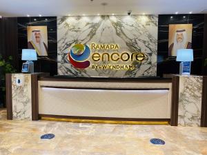 科威特Ramada Encore by Wyndham Kuwait Downtown的表演的舞台上,有标志