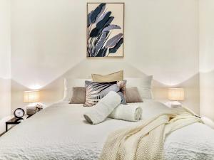 布里斯班Amazing River View - 3 Bedroom Apartment - Brisbane CBD - Netflix - Fast Wifi - Carpark的卧室配有带枕头的大型白色床