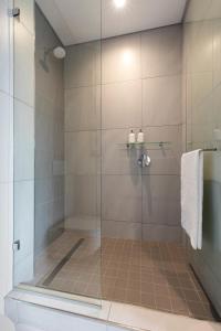 比勒陀利亚Black Marble - Menlyn Residence Apartments的浴室里设有玻璃门淋浴
