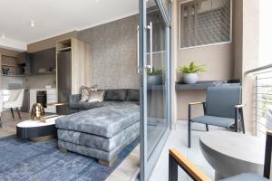 比勒陀利亚Black Marble - Menlyn Residence Apartments的客厅配有沙发和桌子