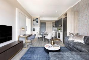 比勒陀利亚Black Marble - Menlyn Residence Apartments的客厅配有沙发和桌子
