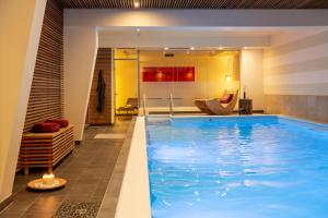 格拉弗瑙波斯特韦尔特酒店的在酒店房间的一个大型游泳池