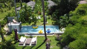 拉迈亚洲秘密度假村的享有带2个充气池的游泳池的顶部景致