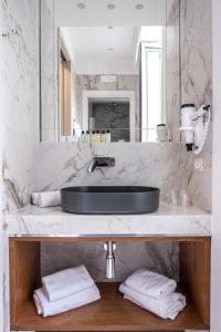 罗马Smeraldo Townhouse的一间带水槽和镜子的浴室