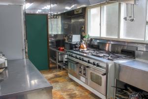 白马村Maple Chalet Hakuba的厨房配有炉灶烤箱