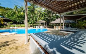 哈德姚Shiralea Backpackers Resort的度假村游泳池的图片