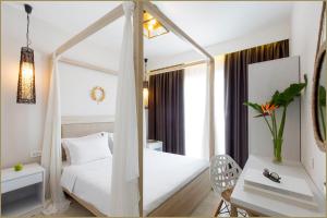 斯达林TEREZAS HOTEL的卧室配有白色的床和镜子