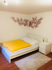 弗莱堡ruhiges privates Zimmer in Freiburg, zentrumsnah, Nähe Europapark的一间卧室配有一张壁画床