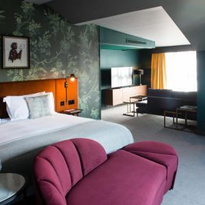 埃文河畔斯特拉特福杜文斯特拉特福德酒店的酒店客房设有一张大床和一张沙发。