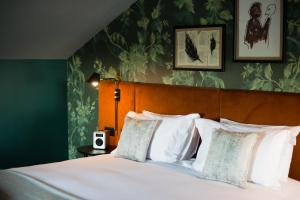 埃文河畔斯特拉特福杜文斯特拉特福德酒店的卧室配有带白色枕头的大床