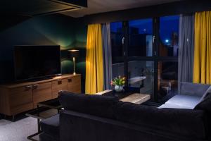 埃文河畔斯特拉特福杜文斯特拉特福德酒店的带沙发和电视的客厅