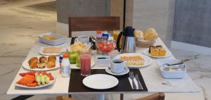 巴西利亚Lets Idea Brasília Hotel的一张早餐桌,上面有盘子