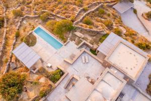科里夏Agrikea的享有带游泳池的别墅的顶部景致
