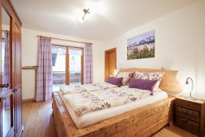 瓦尔高Landhaus Lina的一间卧室设有一张木床和一个窗户。