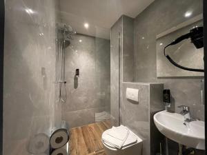 鹿特丹H3 Hotel Rotterdam City Center的带淋浴、卫生间和盥洗盆的浴室