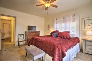 塔尔萨Ranch-Style Cottage - 2 Miles to Philbrook Museum!的一间卧室配有一张床和吊扇
