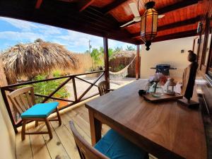 克拉伦代克Bamboo Bonaire Boutique Resort的甲板上配有桌椅的用餐室