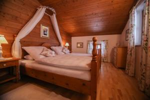 萨默贝格Landhaus Binder的一间卧室配有一张带天蓬的大床