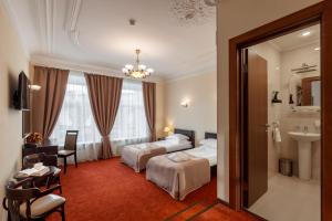 圣彼得堡Sonata Nevsky 5 Palace Square的酒店客房带两张床和一间浴室