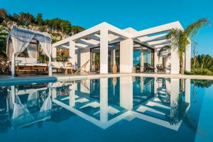 圣尼古拉奥斯Horizon luxury villa的一座带游泳池和房子的别墅