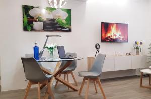 阿利坎特Loft Apartamento Sevilla 16的一间带桌椅和书桌的用餐室
