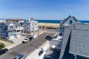 希塞德高地Ocean and Beach Views from Five Decks in Ortley Beach的享有街道和房屋的景色