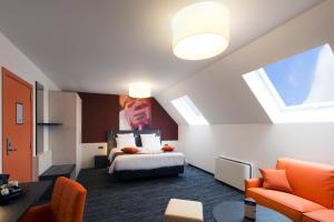 拉卢维耶尔拉卢维耶尔橙色酒店的酒店客房设有床和窗户。