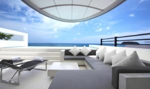 卡塔海滩Kata Rocks - SHA Extra Plus的海景客厅