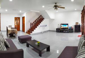 Victoria Homestay Sibu - Next to Shopping Complex, Party Event & Large Car Park Area with Autogate的休息区
